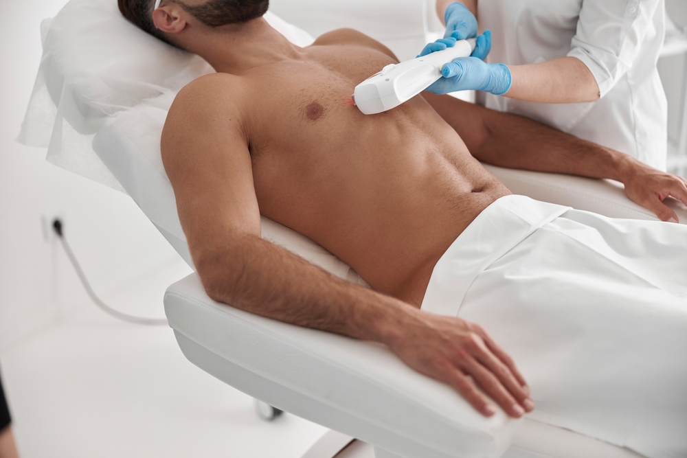 胸を脱毛するメリット・デメリットとは？回数の目安やおすすめ脱毛機も紹介